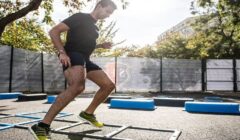 Trening cardio na siłowni zewnętrznej